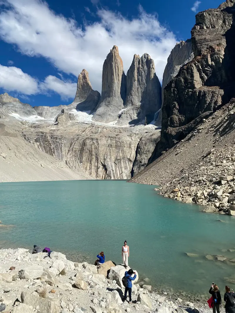 Reisende am Aussichtspunkt Base de las Torres vor den Torres del Paine