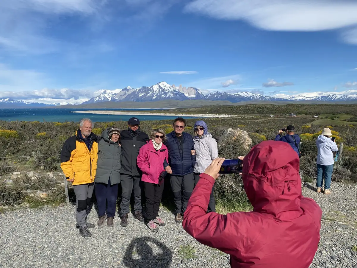Viajeros de Hack Patagonia en la estepa frente al macizo del Paine